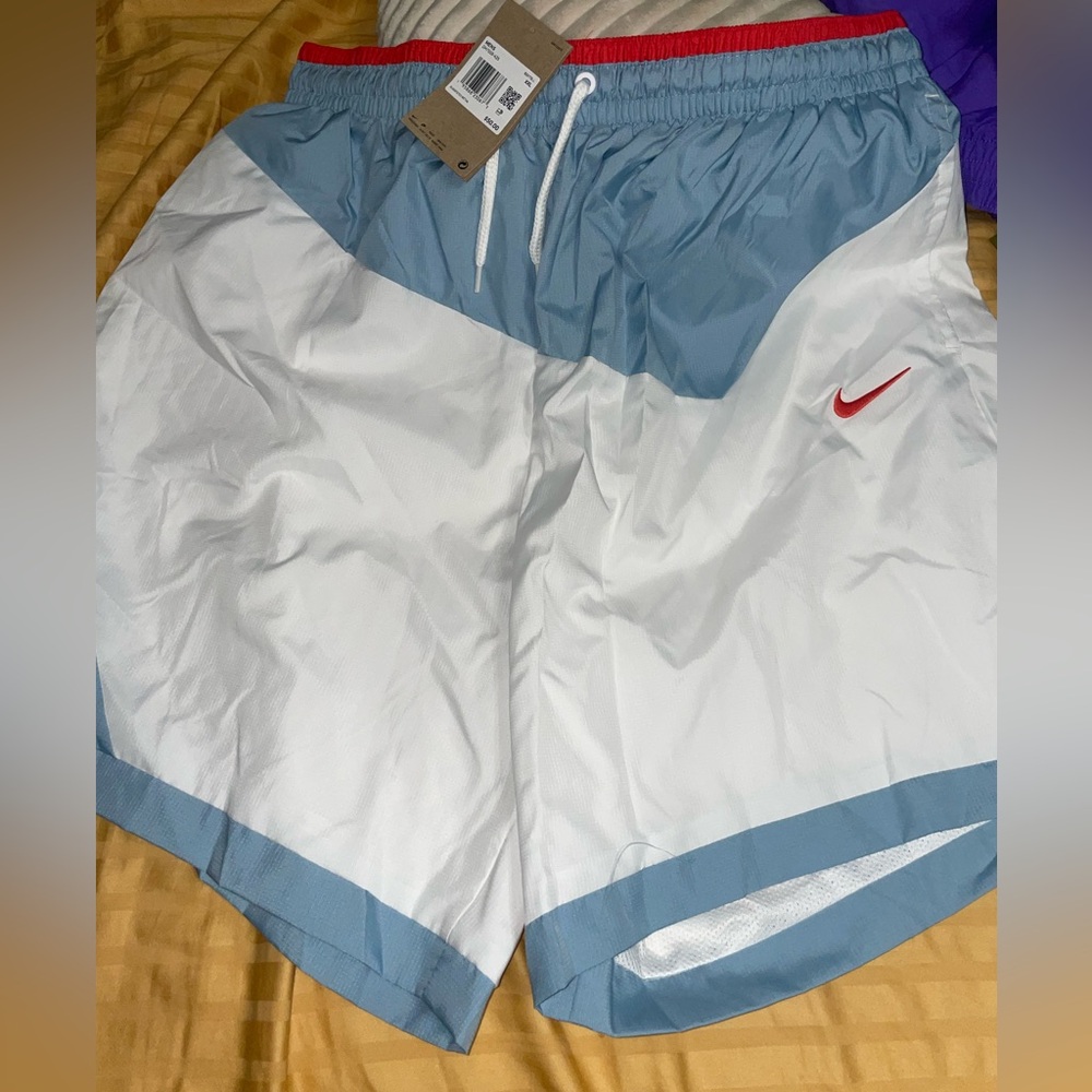 Loose fit
Above knee
Length